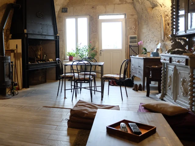 Cuisine dans un gîte troglo (bar, cheminée, table et chaise)