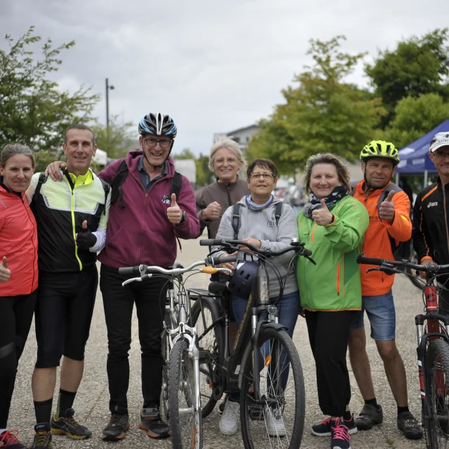 Groupe de personnes devant leur vélo