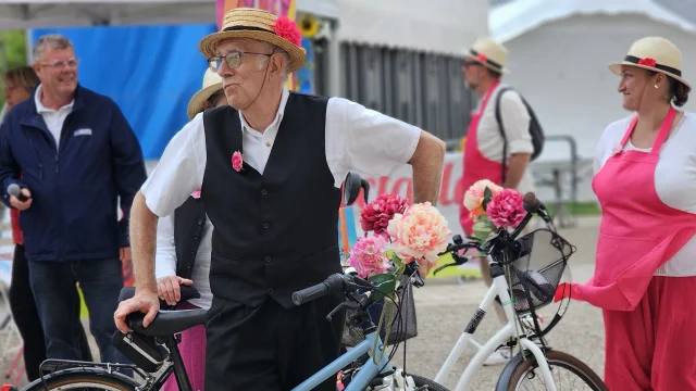 Vélos et personnes déguisées