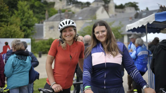 Deux cyclistes femmes prenant la pause