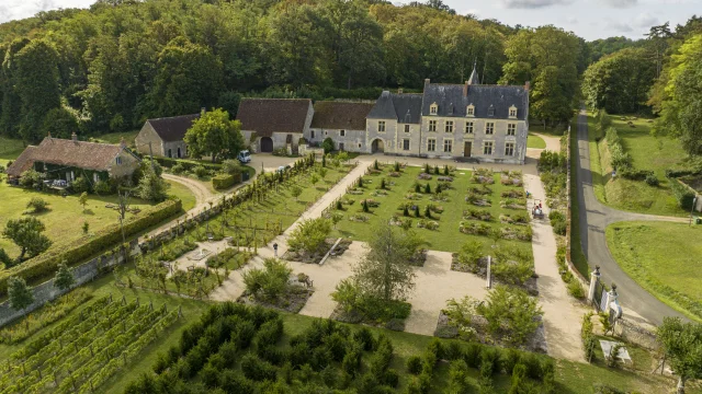 Vue aérienne côté jardin sur la maison natale de Ronsard avec